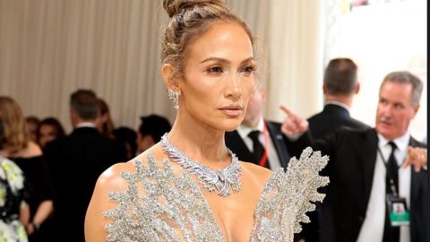 Jennifer López posando la Met Gala 2024.