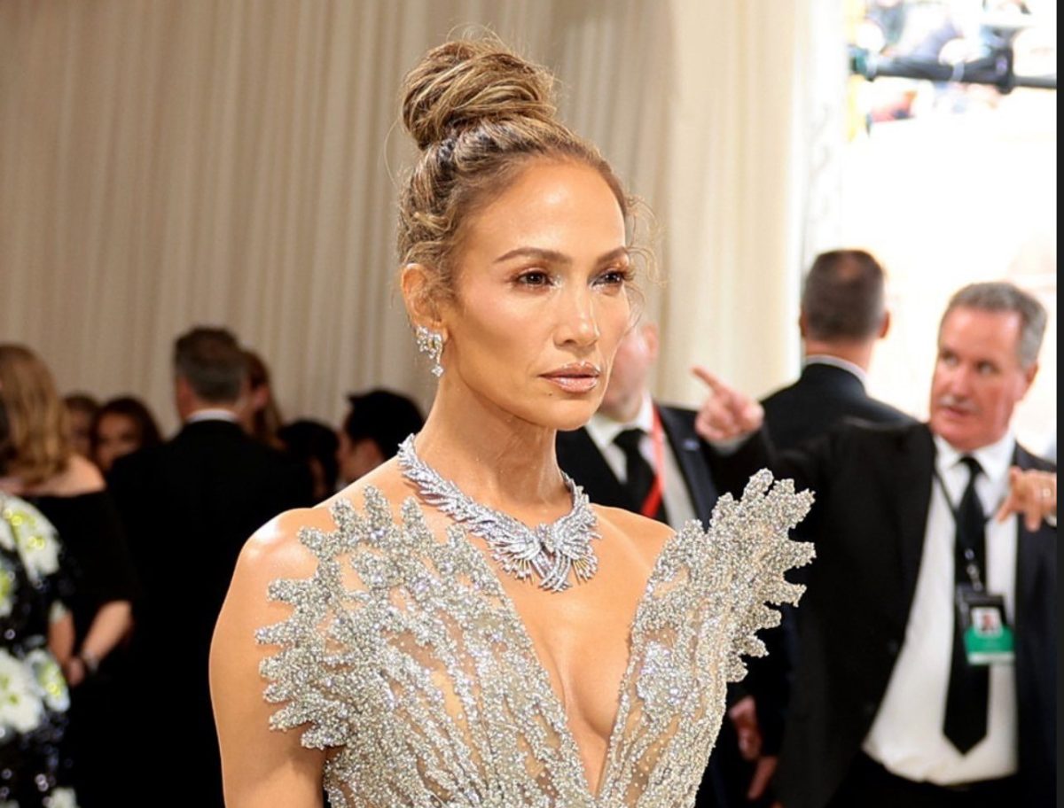 VIDEO: Jennifer López es atacada en redes sociales luego de “hacer el feo” a una reportera en la Met Gala