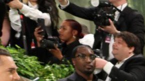 Rosalía posando en la Met Gala 2024.