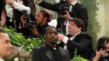 Rosalía posando en la Met Gala 2024.