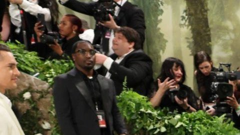 Rosalía posando en la Met Gala 2024.