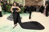 Rosalía posando en la Met Gala 2024.