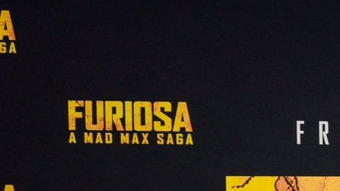 Anya Taylor-Joy posando en una alfombra roja.