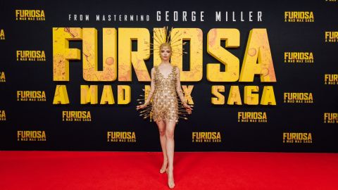 Anya Taylor-Joy posando en una alfombra roja.