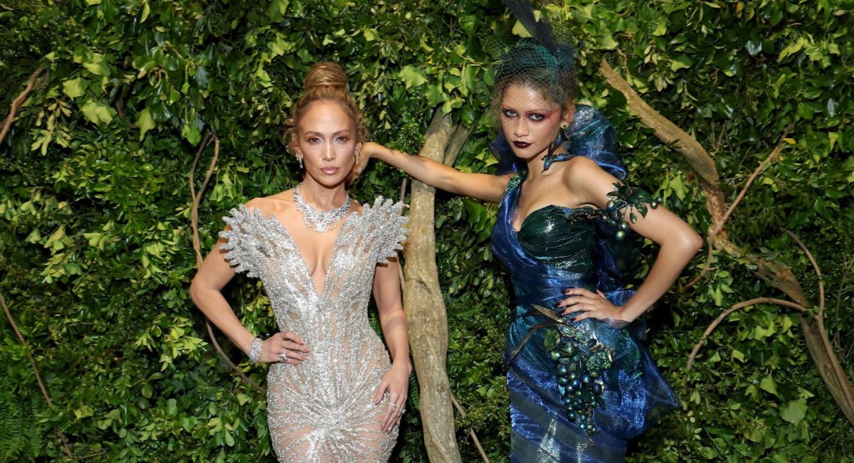 VIDEO: Revelan el rostro “real” de Jennifer López, Karol G y otras estrellas en la Met Gala 2024