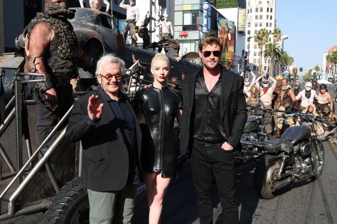 Anya Taylor-Joy posando con el elenco de "Furiosa".