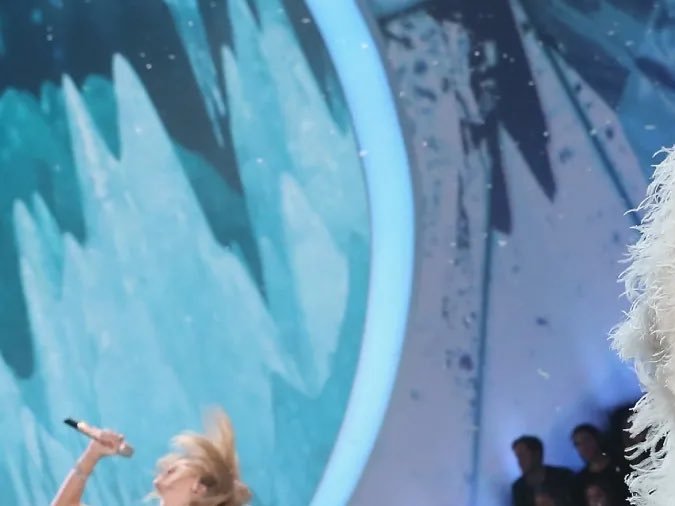 Modelo de Victoria's Secret desfilando.