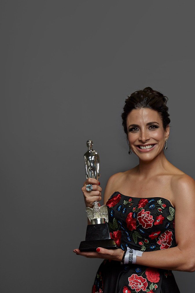 Verónica Toussaint posando.