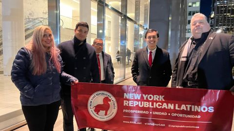Walter Mejía (segundo izquierda), lidera el grupo de latinos a favor de Trump en Nueva York.