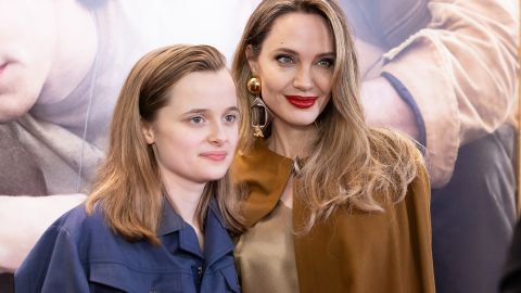 Vivienne junto a su madre Angelina Jolie.