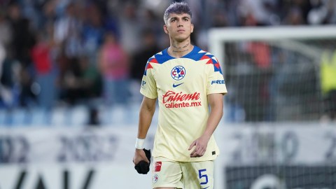 El jugador fue criticado por el Tuca Ferretti debido a su desempeño y su corte de cabello.