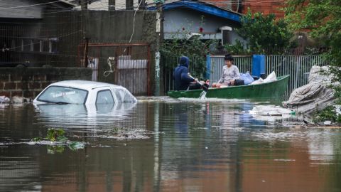 Portero de Gremio rescató a víctimas de las inundaciones en Brasil con una moto de agua