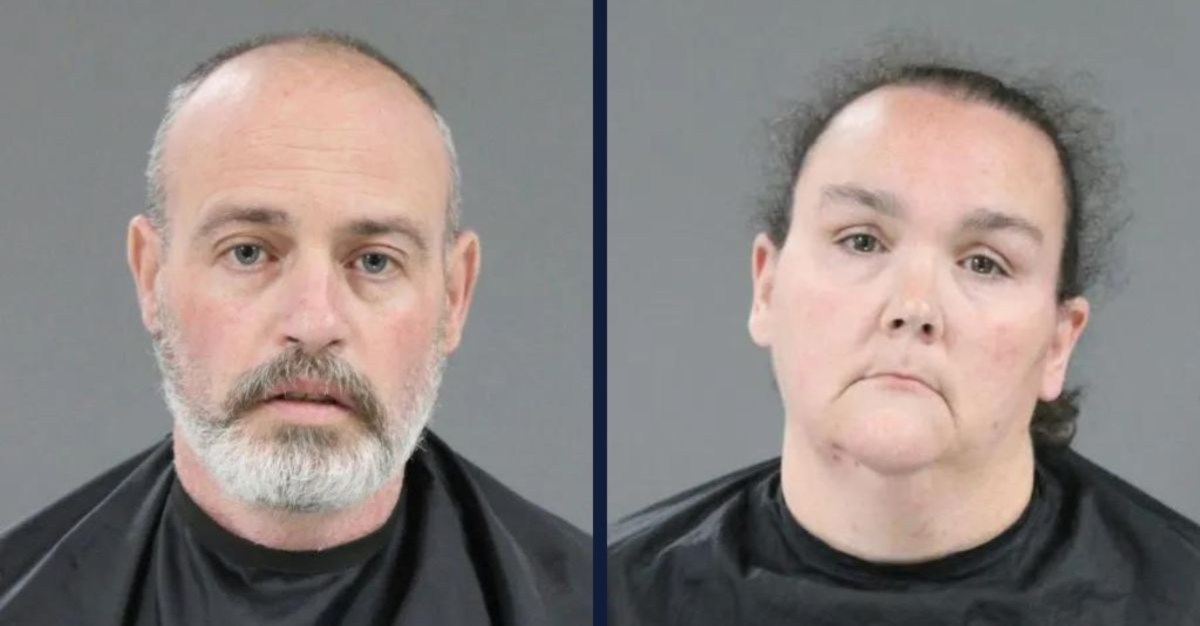 Detienen a padres que traficaron repetidamente a su hija de 14 años a un anciano por $20 dólares