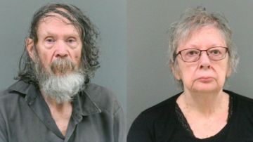 Los abuelos, identificados como Jerry Stone, de 75 años, y Donna Stone, de 76.