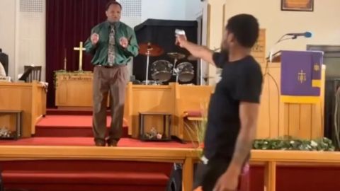 El hecho tuvo lugar en North Braddock y fue captado en el video transmitido en vivo por la misma iglesia.