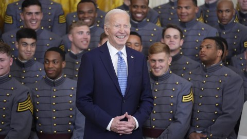 Joe Biden recibió en la Casa Blanca a los Army Black Knights, equipo militar de fútbol americano campeón en 2023