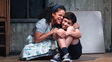Maribel Martínez  en el papel de Evalisse junto al joven actor  Donovan Monzon, en la pieza teatral que se presenta hasta el 9 de junio en el INTAR Theatre