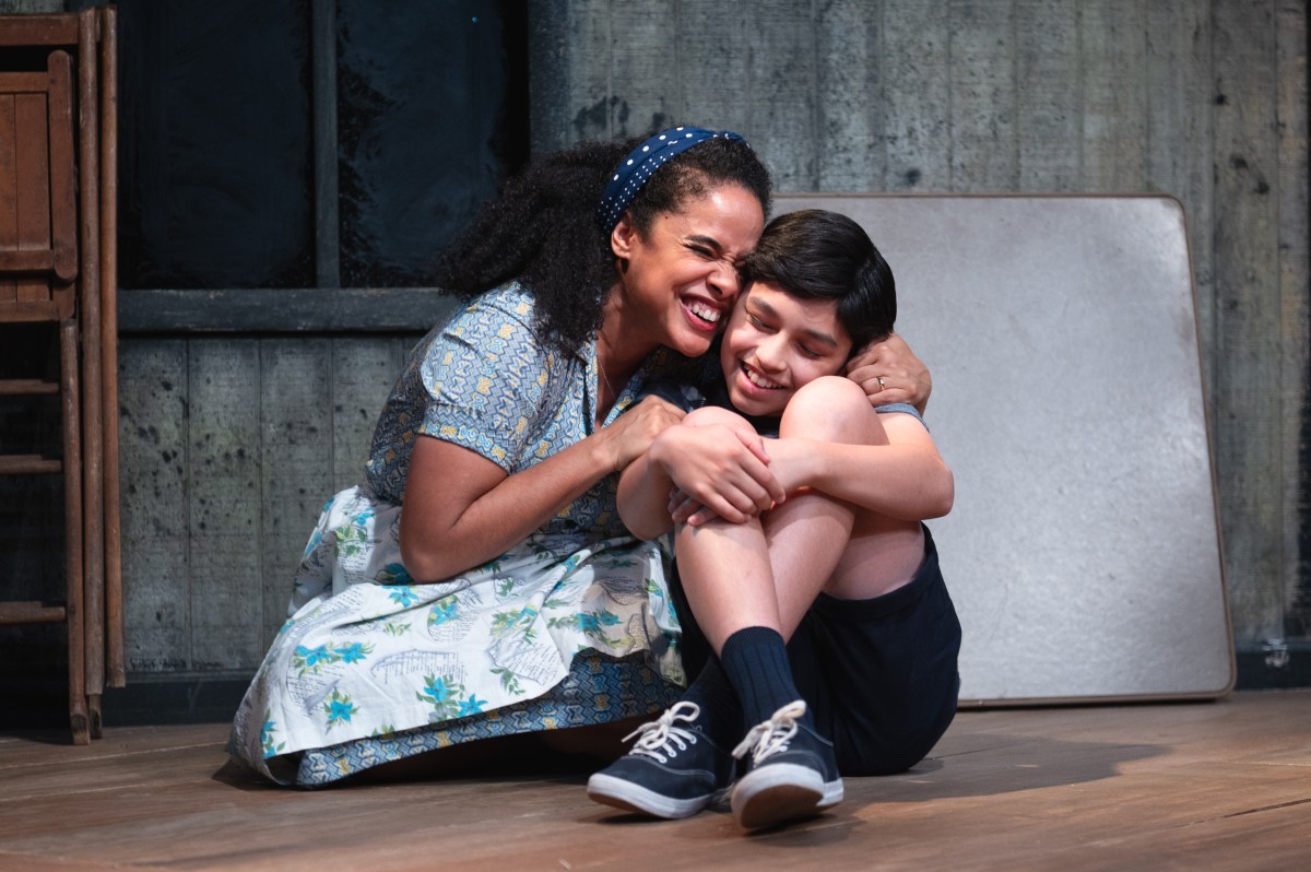 “The Hours are Feminine” relata las diferencias y luchas de dos familias de inmigrantes