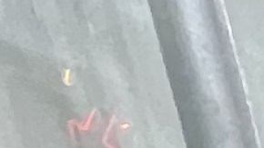 Migrantes recién llegados afuera de un refugio en NYC en mayo de 2024.