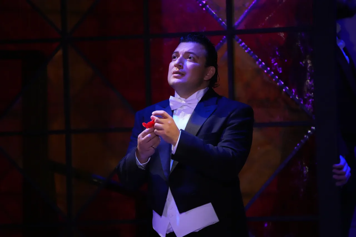 Un canto de ópera para honrar la inmigración