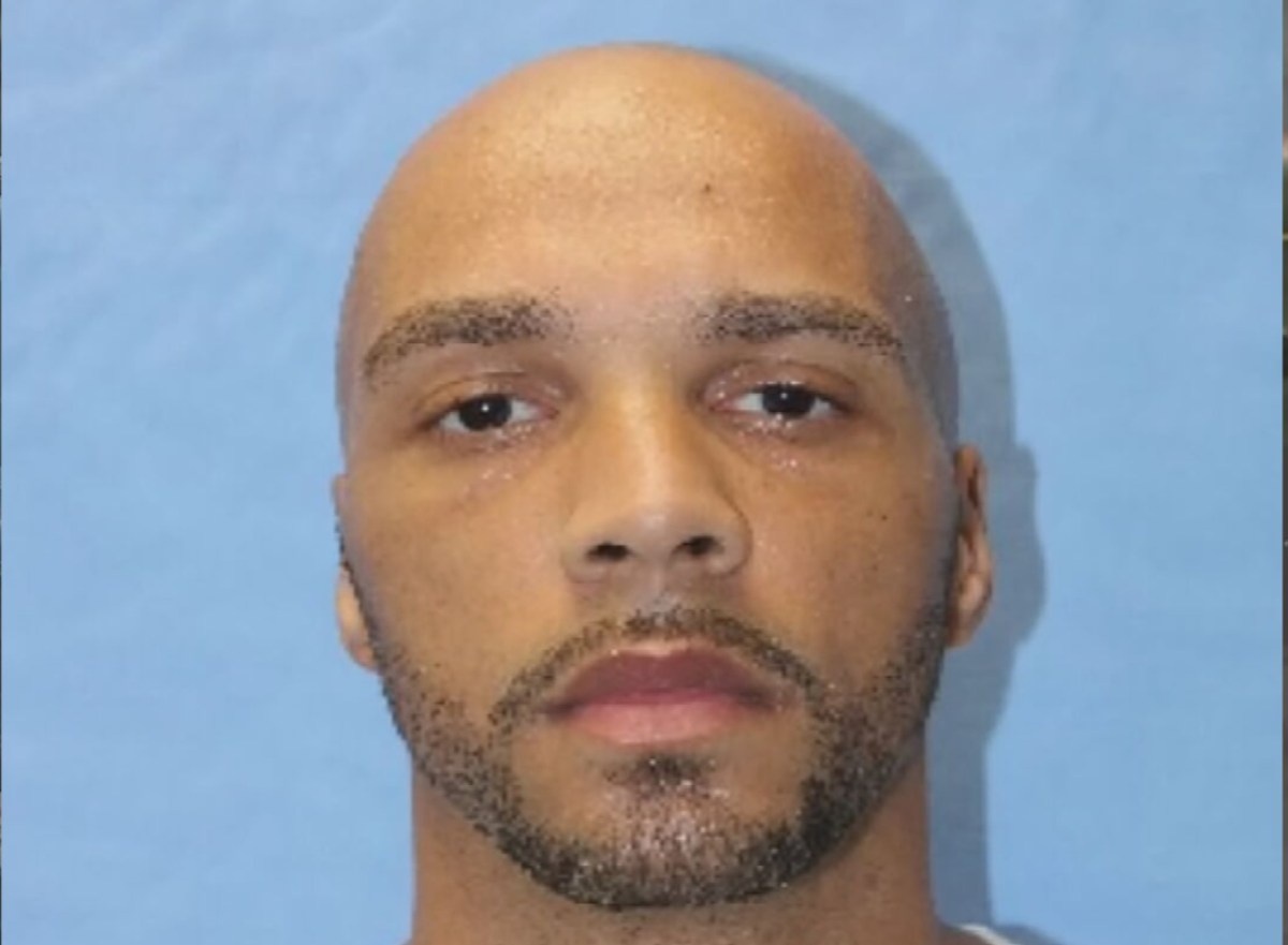 Papá mató de un disparó en la cabeza a su hijo de 8 meses mientras dormía: policía