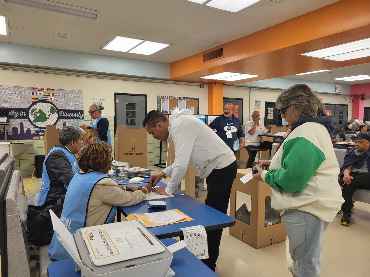 Dominicanos salen a votar en medio de actividades proselitistas y ‘facilitadores’ del voto