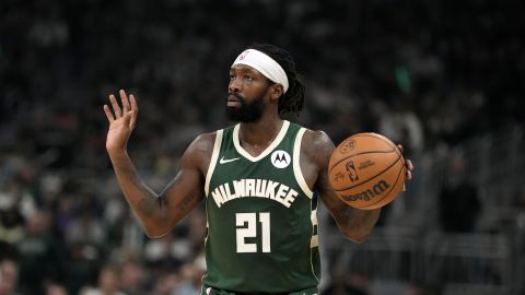 La NBA suspende sin sueldo a Patrick Beverly, de Milwaukee Bucks, por lanzar balón a espectadores