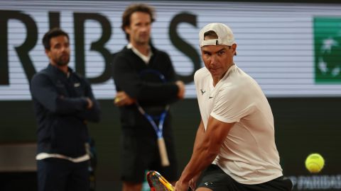 Rafa Nadal durante las prácticas hacia el Roland Garros 2024.