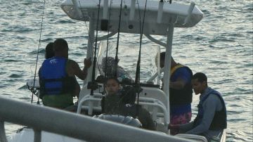 La familia y el capitán del barco fueron trasladados a la estación de la Guardia Costera de EE.UU. en Puerto Cañaveral.