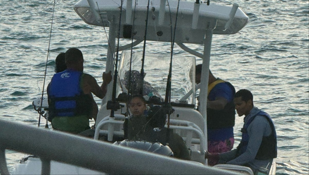 Rescatan a una familia y al capitán de un barco en Florida luego de ser golpeados por un rayo