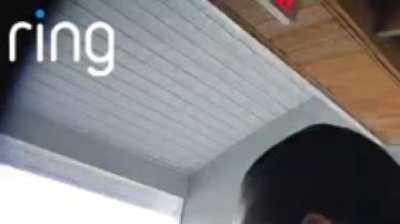 En la cámara del timbre se observa a Mica Miller poco antes de comprar el arma con la que se quitaría la vida.