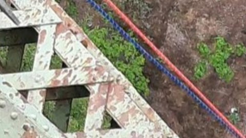 El joven, que no fue identificado, solo tuvo algunos raspones en los brazos y las piernas.