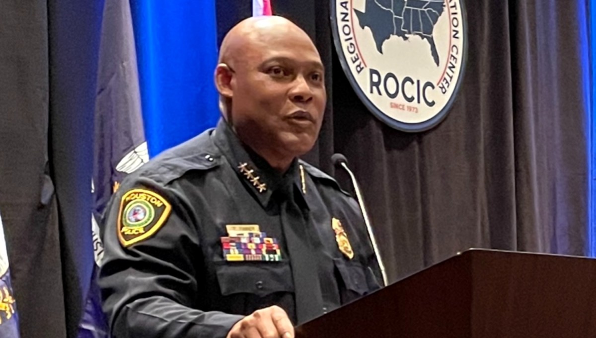 El jefe de Policía de Houston renuncia luego de suspender miles de investigaciones por falta de personal