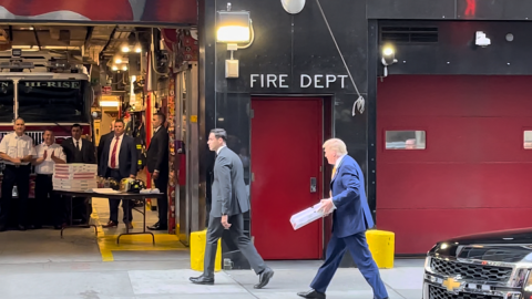 El expresidente Trump visitó a bomberos en Midtown, Manhattan.