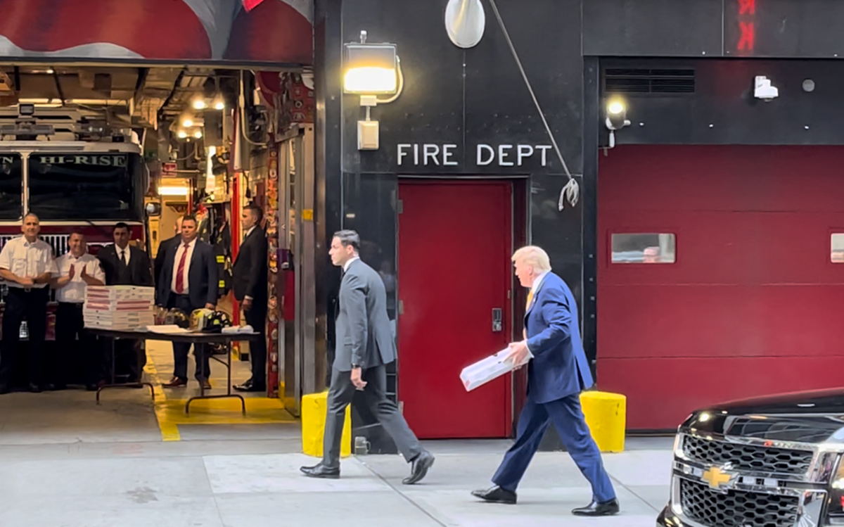 Trump entrega pizzas a bomberos de Nueva York