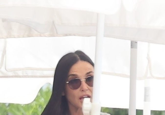 Heidi Klum y Demi Moore compartiendo en la terraza del Hotel du Cap-Eden-Roc.