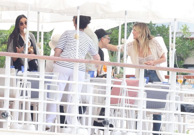 Heidi Klum y Demi Moore compartiendo en la terraza del Hotel du Cap-Eden-Roc.