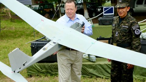 El embajador estadounidense William Duncan y el ministro de la defensa de El Salvador, René Merino Monroy, observan un dron donado por EE.UU.