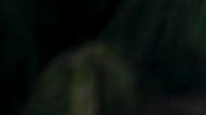Una migrante con una niña esperan en una estación de recepción migratoria luego de cruzar la selva del Darién con rumbo a los Estados Unidos, el 10 de abril de 2024, en Lajas Blancas (Panamá).