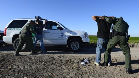 Fotografía de archivo fechada el 25 de febrero de 2013 que muestra agentes de la patrulla fronteriza mientras detienen a presuntos inmigrantes ilegales en un costado del Río Grande cerca de McAllen, Texas (EE.UU.).