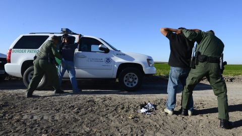 Fotografía de archivo fechada el 25 de febrero de 2013 que muestra agentes de la patrulla fronteriza mientras detienen a presuntos inmigrantes ilegales en un costado del Río Grande cerca de McAllen, Texas (EE.UU.).