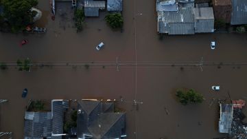Fotografía aérea que muestra la magnitud de una inundación en Eldorado, región metropolitana de Porto Alegre (Brasil).