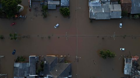 Fotografía aérea que muestra la magnitud de una inundación en Eldorado, región metropolitana de Porto Alegre (Brasil).