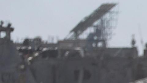 Palestinos desplazados internos caminan después de regresar a la ciudad de Khan Younis, al sur de la franja de Gaza