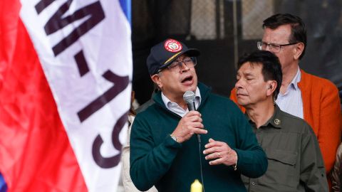 El presidente de Colombia, Gustavo Petro (c), habla al final de una marcha con motivo Día Internacional de los Trabajadores este miércoles, en la plaza de Bolívar en Bogotá (Colombia).