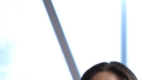 La directora ejecutiva de Alliance San Diego, Andrea Guerrero (d), y las migrantes mexicanas María Puga (i), viuda de Anastasio Hernández migrante asesinado en Estados Unidos por agentes de la Patrulla Fronteriza, y Marisol García (c), quien recibió un disparo en la cabeza por parte de un agente fronterizo, participan en una rueda de prensa este lunes en la Ciudad de México (México).