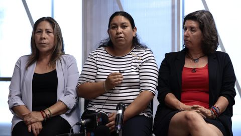 La directora ejecutiva de Alliance San Diego, Andrea Guerrero (d), y las migrantes mexicanas María Puga (i), viuda de Anastasio Hernández migrante asesinado en Estados Unidos por agentes de la Patrulla Fronteriza, y Marisol García (c), quien recibió un disparo en la cabeza por parte de un agente fronterizo, participan en una rueda de prensa este lunes en la Ciudad de México (México).