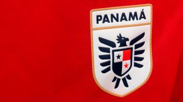 Detalle del escudo en la nueva camiseta de la selección panameña de fútbol.