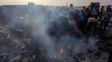 Israel alega que un incendio causó la mayoría de muertos por ataque en campamento en Rafah