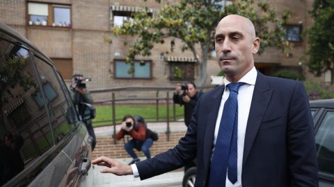 El expresidente de la Real Federación Española de Fútbol (RFEF) Luis Rubiales a su salida del juzgado de Majadahonda, Madrid.